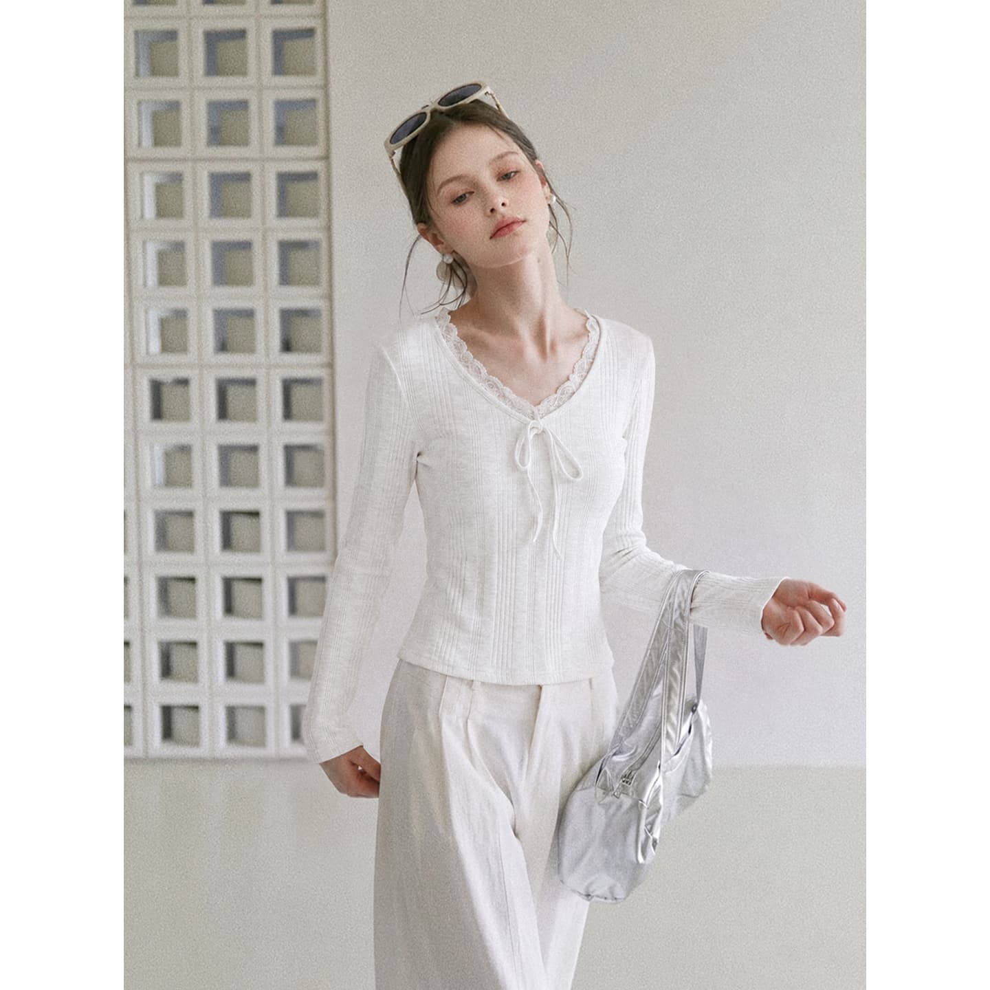실사 정가 아름다운 레이스 V넥 나비 매듭 긴팔 티셔츠 여성 이른 가을 새로운 몸매 가꾸기 인사이드 가져 가라. 기본 셔츠 맨위 이미지 3