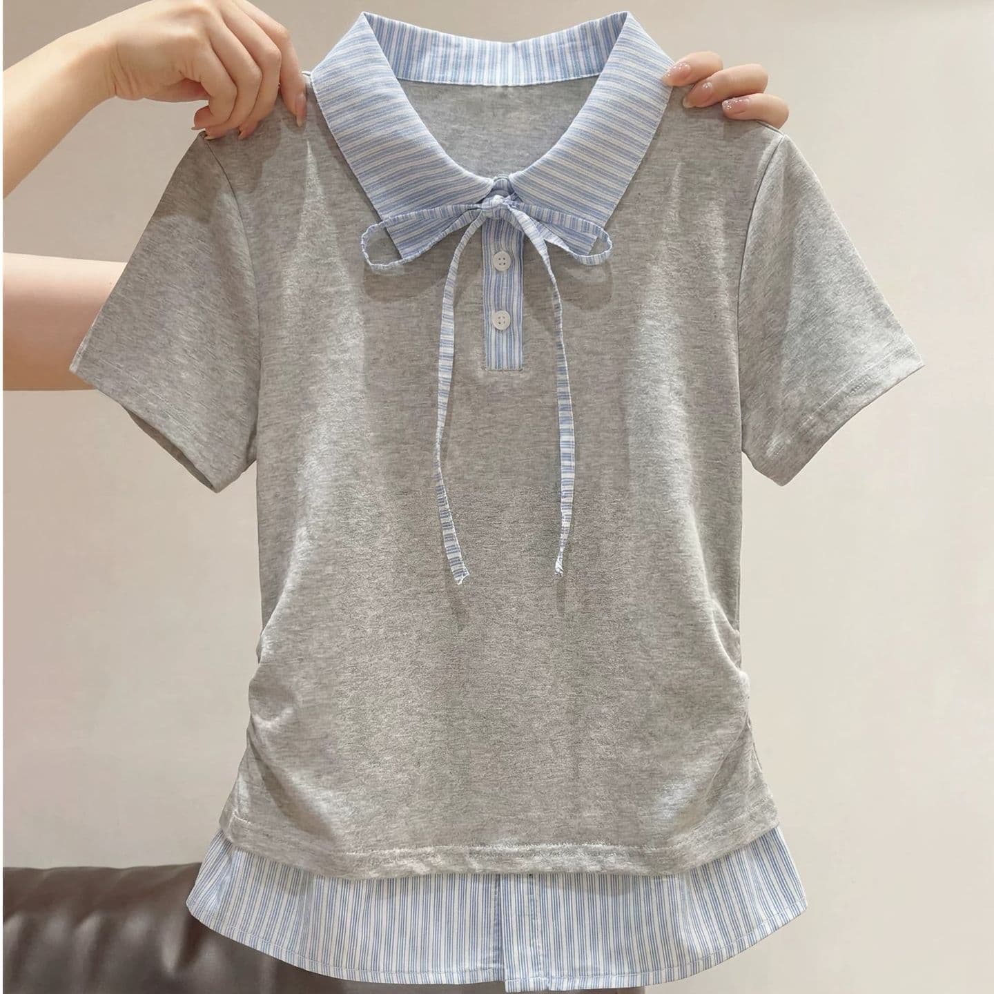 여름 페이크 레이어드 스트라이프 패치워크 폴로 칼라 긍정적 인 어깨 POLO 셔츠 여자 디자인 센스 나비 넥타이 반팔 티셔츠