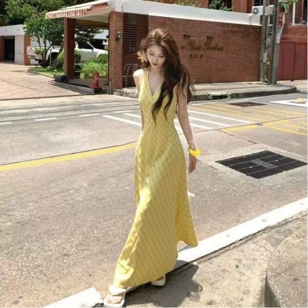 프랑스식 슬립 황색 드레스 여름 2026 체크무늬 품격 새로운 디자인 슬림해 보이는 휴가 중간 길이 스커트 치마