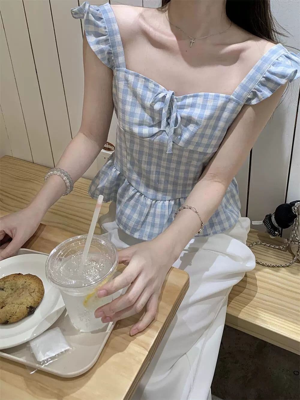 파란색 체크무늬 작은 날다 소매 조끼 2026 여름 새로운 레이스업 순수한 욕망 바람 프릴 몸매 가꾸기 슬림해 보이는 맨위 이미지 2