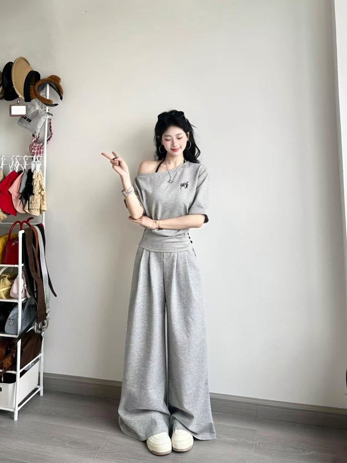 2026 여름 한 부서 캐주얼 스포츠 슈트 여성 짧은 허리 수축 비스듬한 어깨 의류 하이웨이스트 와이드 레그 팬츠 투피스 세트 상세 이미지 4