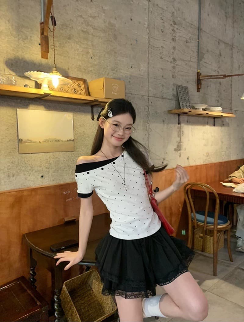 사람들 면 260 그램 도트 무늬 페이크 레이어드 오프숄더 비스듬한 어깨 반팔 티셔츠 여성 여름 2026 새로운 몸매 가꾸기 맨위 이미지 2
