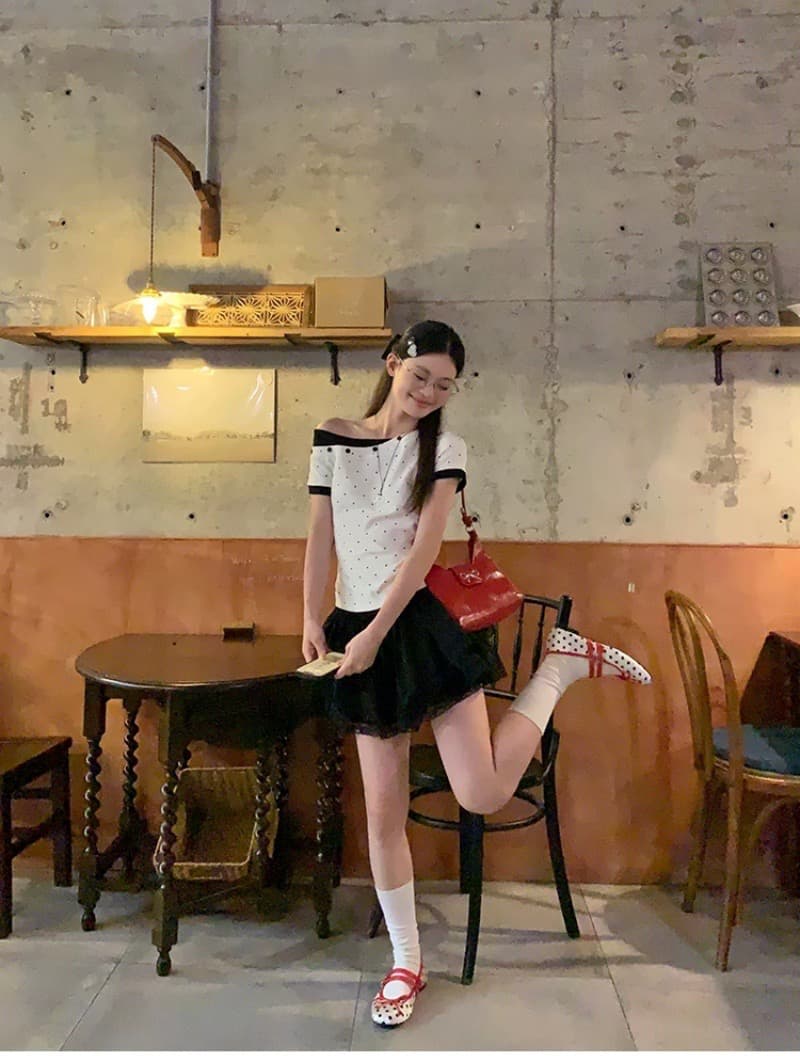 사람들 면 260 그램 도트 무늬 페이크 레이어드 오프숄더 비스듬한 어깨 반팔 티셔츠 여성 여름 2026 새로운 몸매 가꾸기 맨위 이미지 4