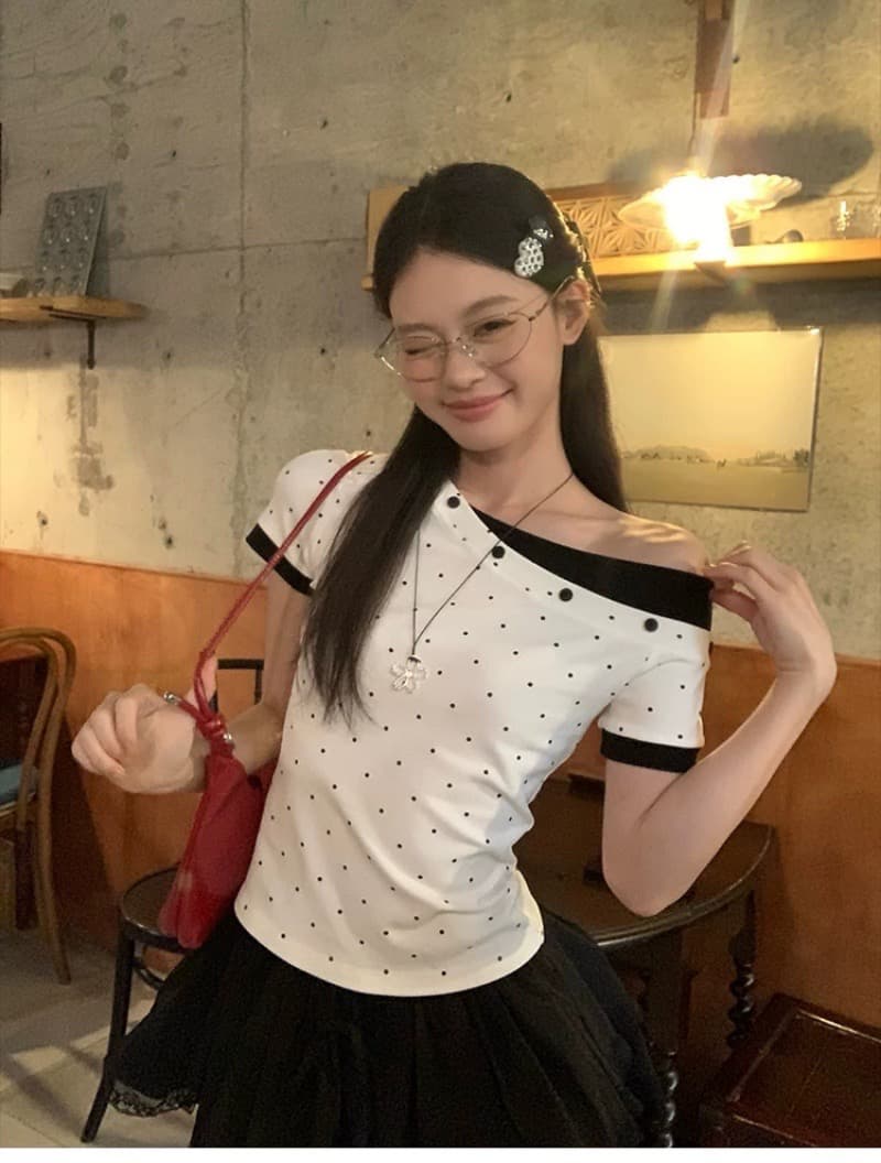 사람들 면 260 그램 도트 무늬 페이크 레이어드 오프숄더 비스듬한 어깨 반팔 티셔츠 여성 여름 2026 새로운 몸매 가꾸기 맨위 상세 이미지 1