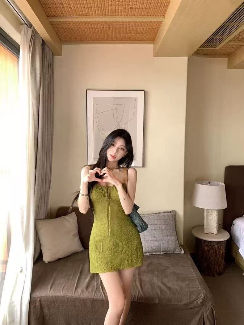 핫걸 단색 새로운 레트로 품격 스트랩 슬립 드레스 몸매 가꾸기 슬림해 보이는 여성 의류 여름 허리 수축 A라인 스커트 이미지 4