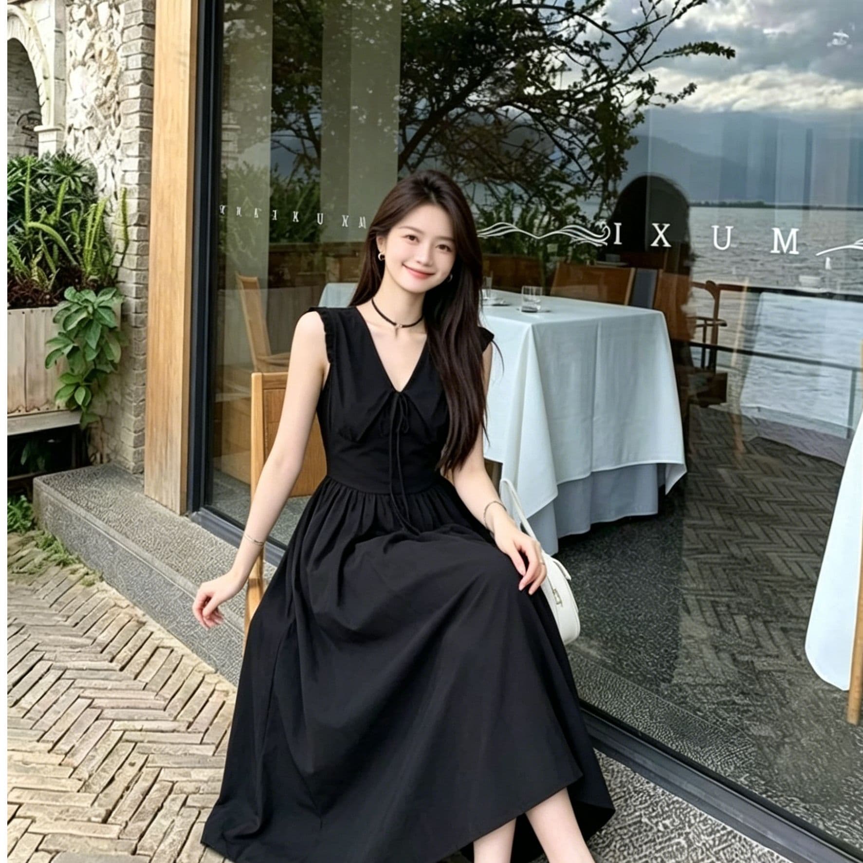 V넥 민소매 레이스업 여성 드레스 레이스 허리 수축 큰 진자 중간 길이 스커트 프랑스식 레트로 슬림해 보이는 품격 작은 검은 드레스 이미지 5