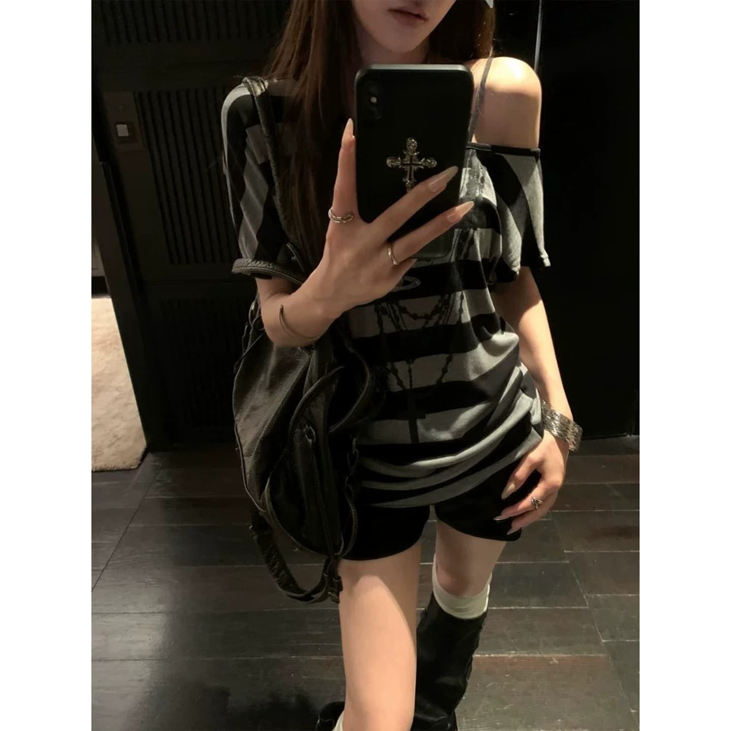 작은 대중 블랙 회색 스트라이프 프린트 비스듬한 어깨 배트윙 소매 티셔츠 여성 여름 새로운 슬림해 보이는 반팔 허리 수축 맨위 티셔츠 상세 이미지 1