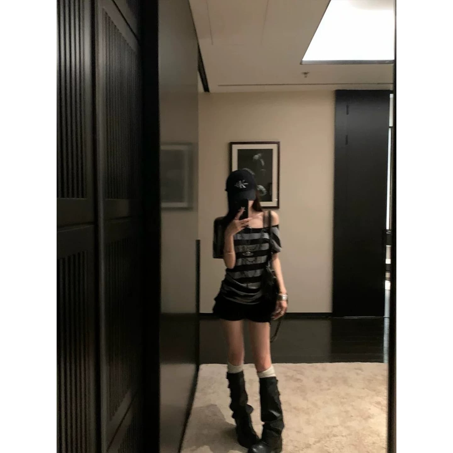 작은 대중 블랙 회색 스트라이프 프린트 비스듬한 어깨 배트윙 소매 티셔츠 여성 여름 새로운 슬림해 보이는 반팔 허리 수축 맨위 티셔츠 상세 이미지 3