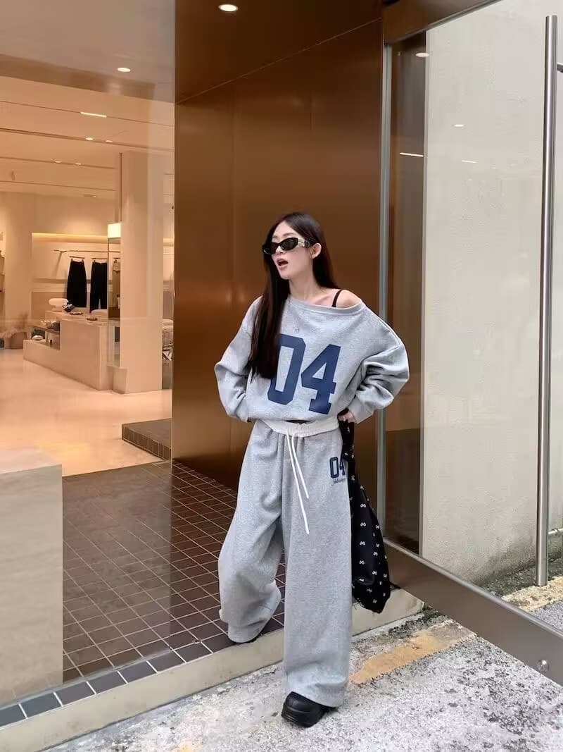 이른 가을 세트 여성 루즈핏 프린트 긴팔 비스듬한 어깨 후드티 펌프 로프 와이드 레그 팬츠 패션 캐주얼 운동 바람 투피스 세트 이미지 2