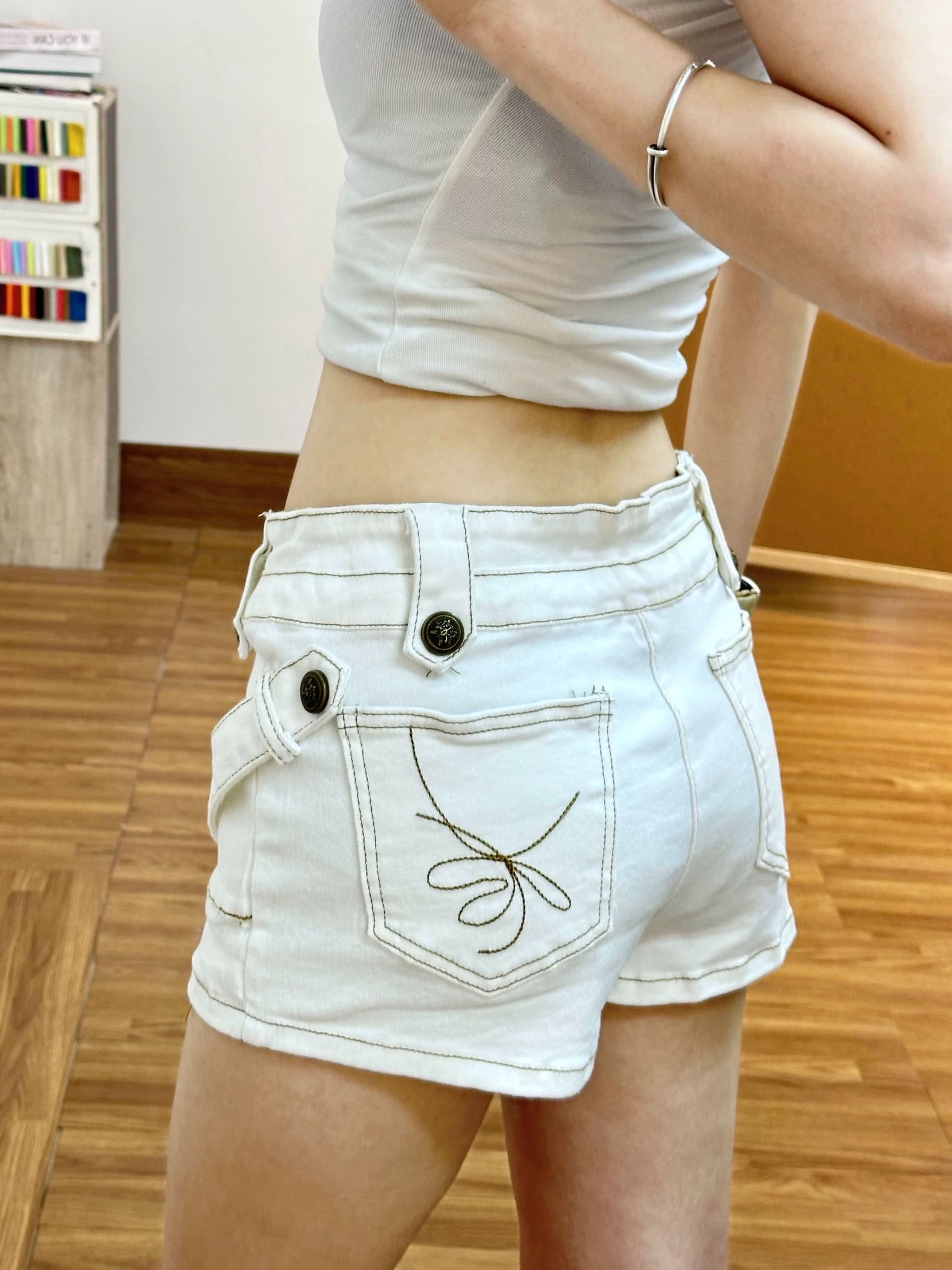 아메리칸 핫걸 화이트 한 마디 워크웨어 타이트 스커트 반바지 여성 여름 디자인 센스 슬림해 보이는 로우 웨이스트 품격 펭 넓적 다리 치마바지 상세 이미지 5
