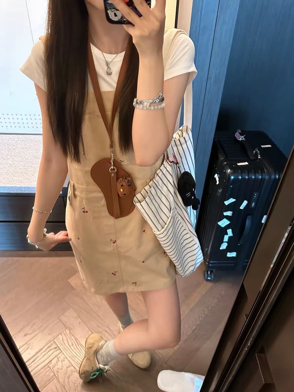 체리 눈 얼음 카키 색 멜빵 스커트 봄 여름 한 부서 연령 감소 슬림해 보이는 캐주얼 미니 스커트 여성 상세 이미지 3