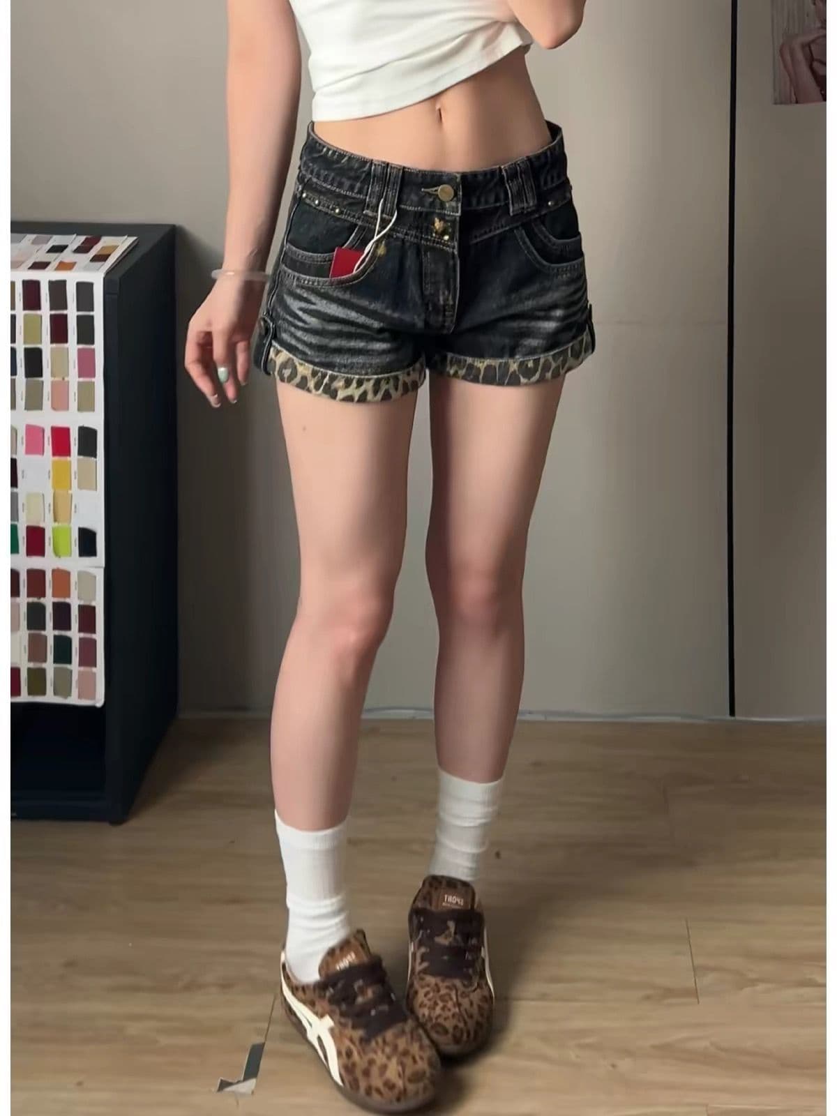 아메리칸 레트로 레오파드 무늬 패치워크 슬림해 보이는 데님 반바지 여성 2026 가을 새로운 디자인 센스 징 뒤집다 측면 핫 바지 상세 이미지 3