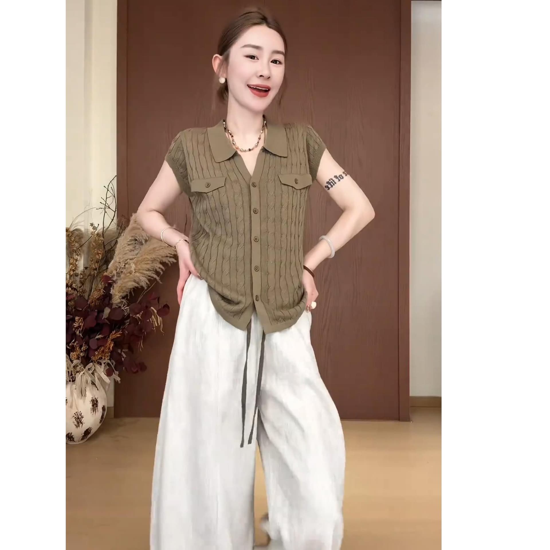 올해 슈퍼 화재 여름 패션 POLO 칼라 Feifei 소매 다용도 몸매 가꾸기 슬림해 보이는 여자 맨위 바지 투피스 세트