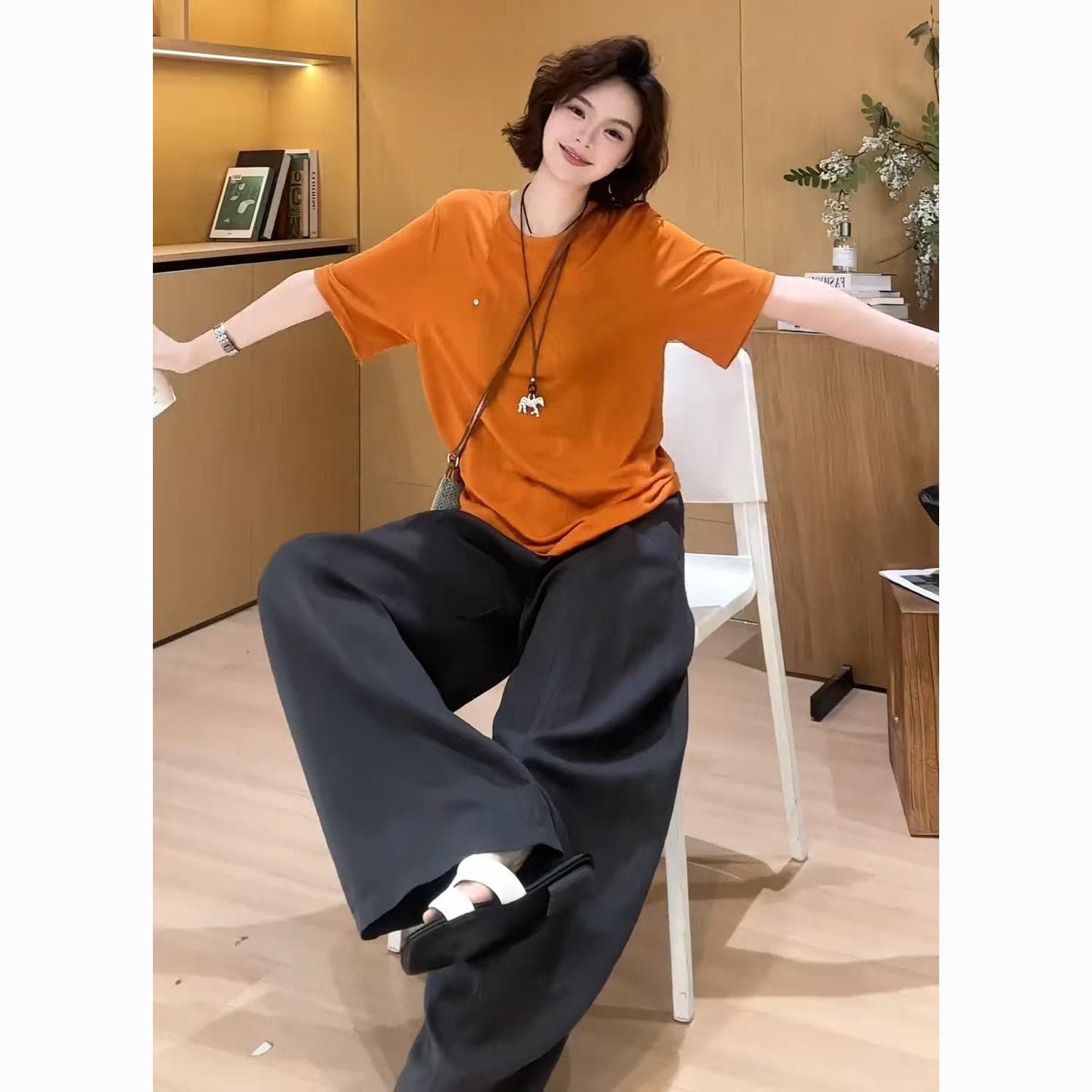 슈퍼 화재 여름 착용 가져 가라. 2026 년 새로운 한 부서 라운드 넥 다용도 반팔 맨위 하이웨이스트 캐주얼 바지 투피스 슈트 이미지 2