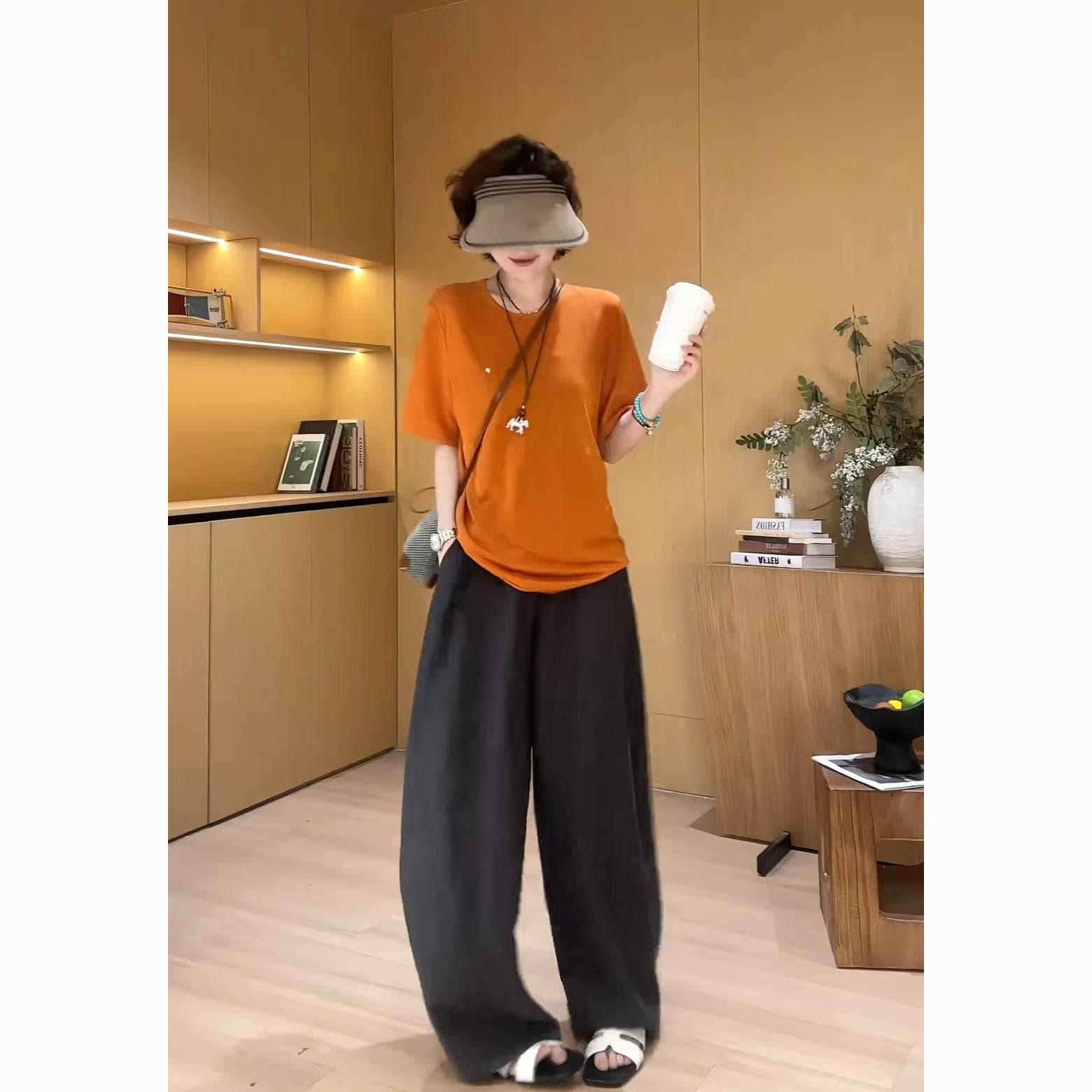 슈퍼 화재 여름 착용 가져 가라. 2026 년 새로운 한 부서 라운드 넥 다용도 반팔 맨위 하이웨이스트 캐주얼 바지 투피스 슈트 상세 이미지 1