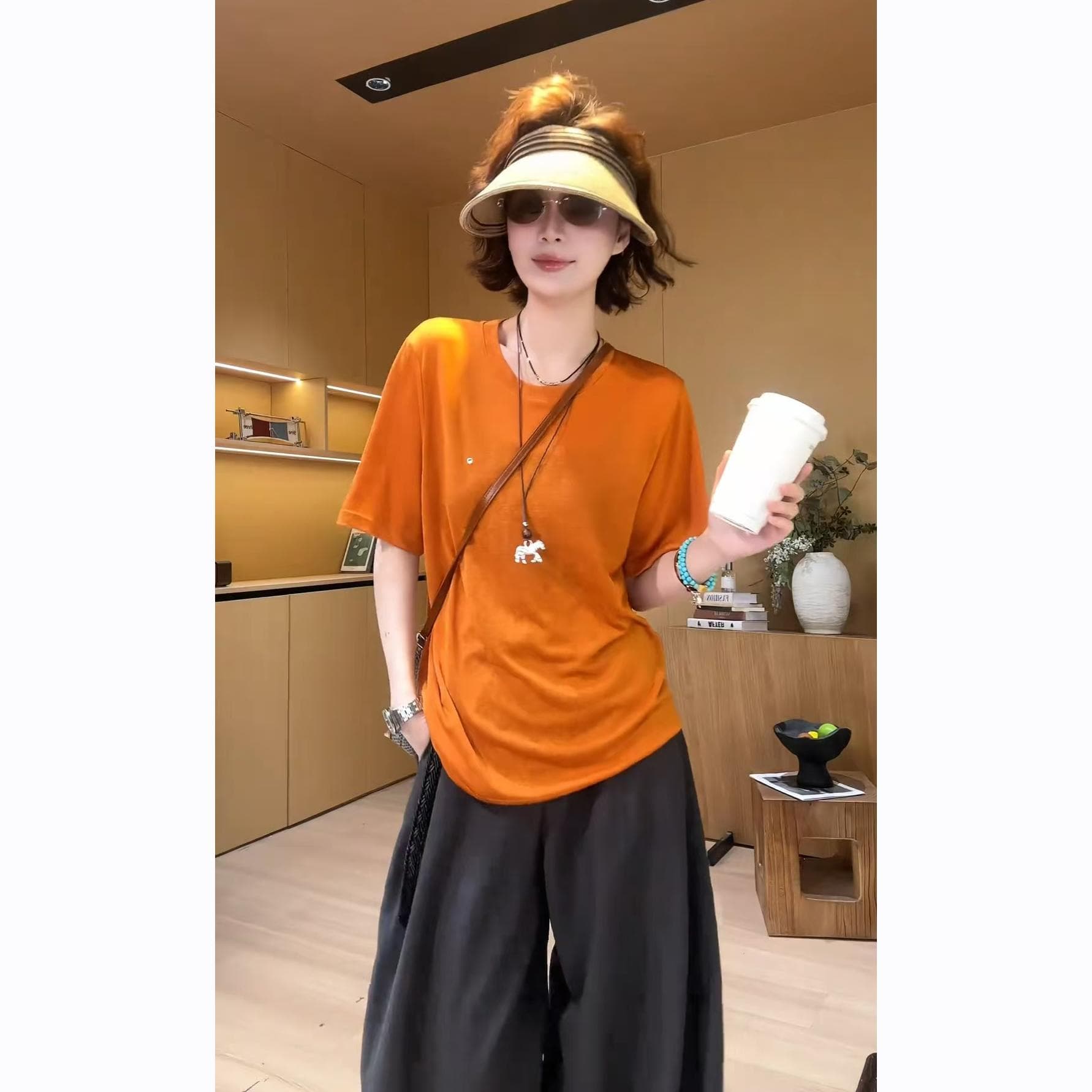 슈퍼 화재 여름 착용 가져 가라. 2026 년 새로운 한 부서 라운드 넥 다용도 반팔 맨위 하이웨이스트 캐주얼 바지 투피스 슈트 상세 이미지 2