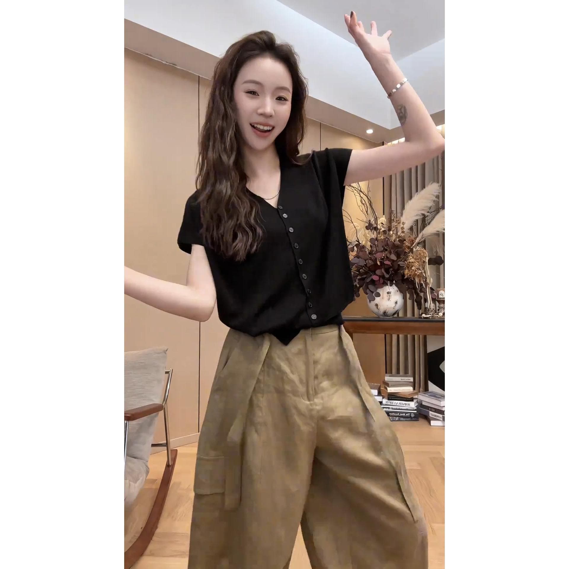 여름 패션 에이즈 환자 여성 세트 2026 새로운 품격 슬림해 보이는 V넥 반팔 맨위 캐주얼 와이드 레그 팬츠 투피스 세트 이미지 4