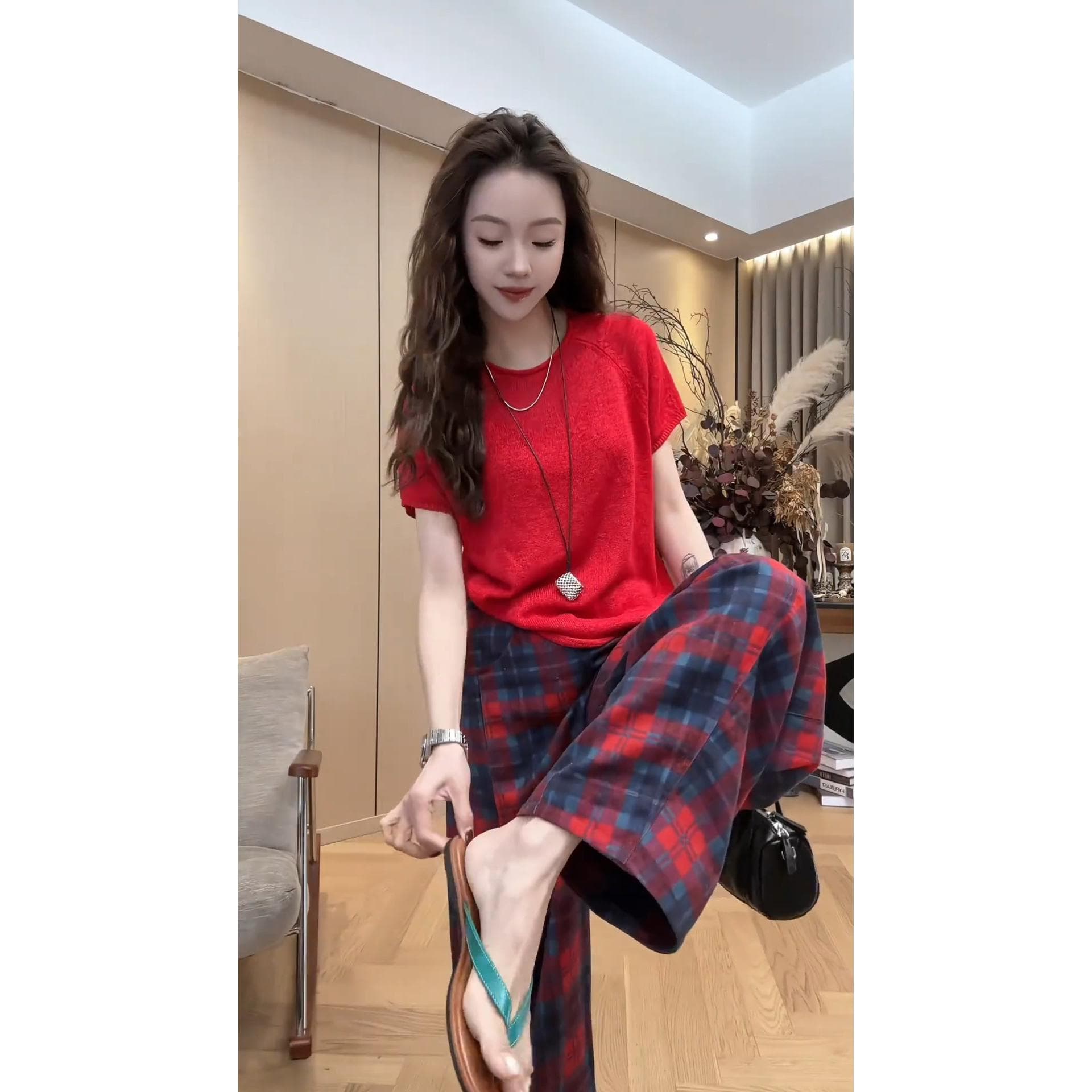 슈퍼 화재 여름 착용 가져 가라. 패션 여성 2026 새로운 미니멀리즘 품격 반팔 맨위 체크무늬 와이드 레그 팬츠 투피스 세트 이미지 3