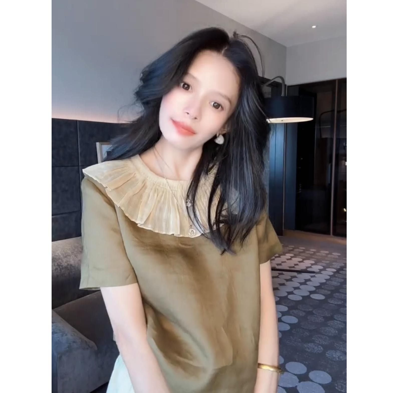 올해 인기 ~ 중 새로운 여성 셔츠 2026 여름 한국 스타일 패션 연령 감소 패치워크 색상 프릴 베이비 칼라 맨위 상세 이미지 3