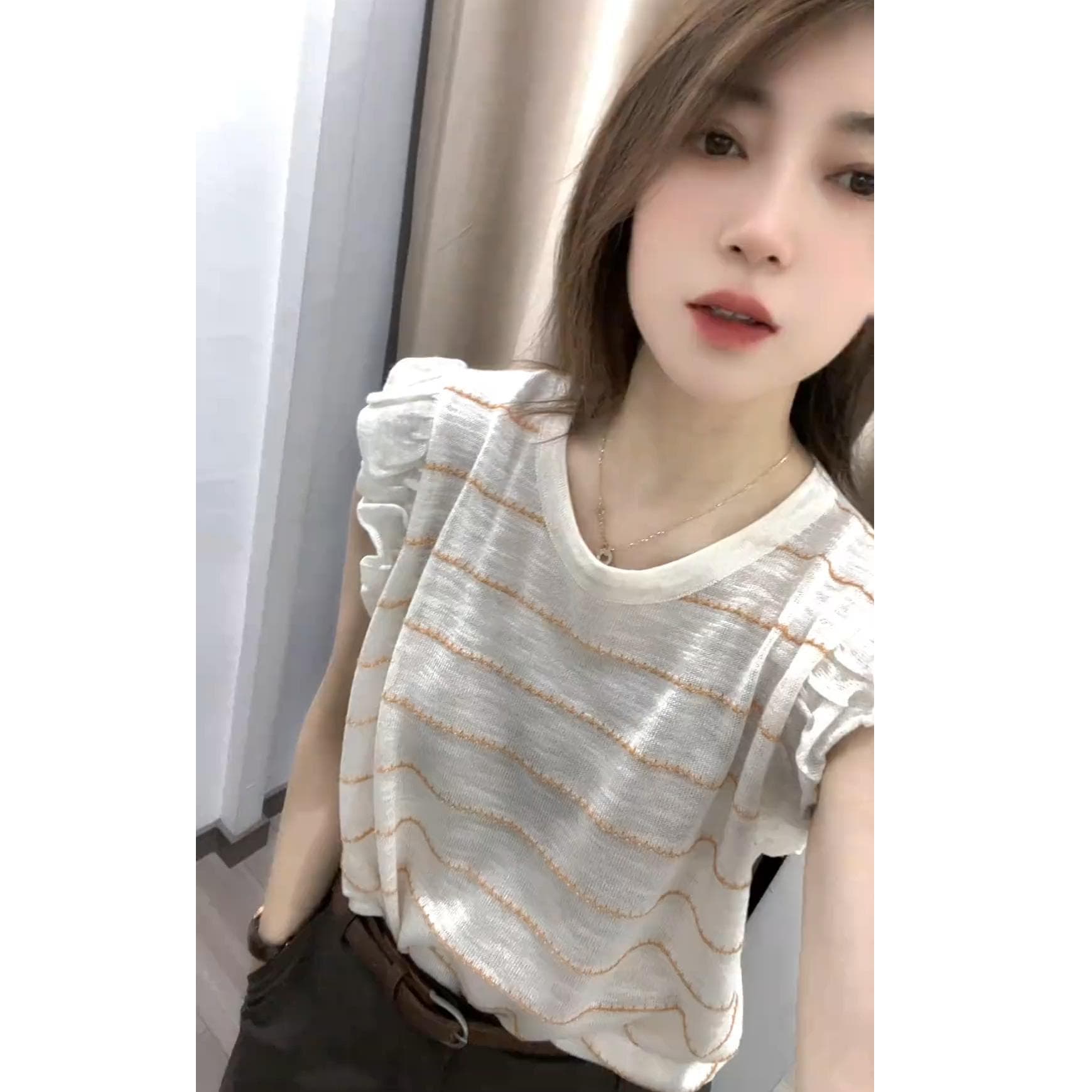 올해 인기 착용 가져 가라. ins 바람 2026 여름 새로운 한 부서 스트라이프 Feifei 소매 V넥 니트 맨위 옷