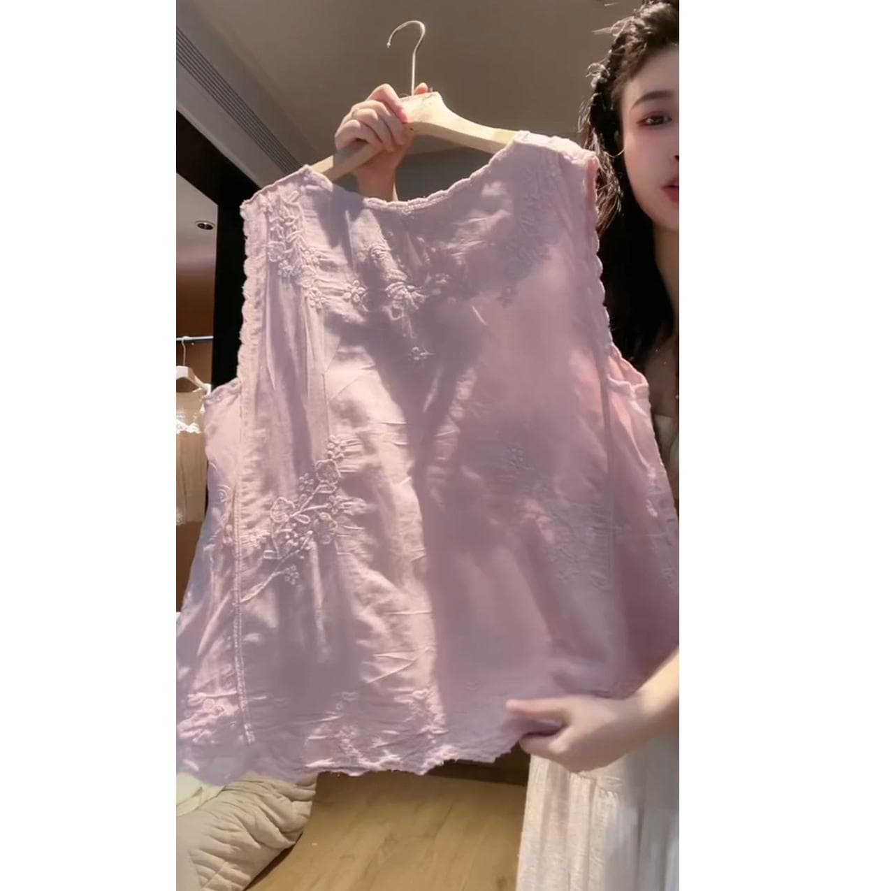 프랑스식 부드러운 분말 무거운 작업 자카드 민소매 조끼 여성 여름 새로운 작은 대중 디자인 슬림해 보이는 외국 가스 어깨 맨위 상세 이미지 4
