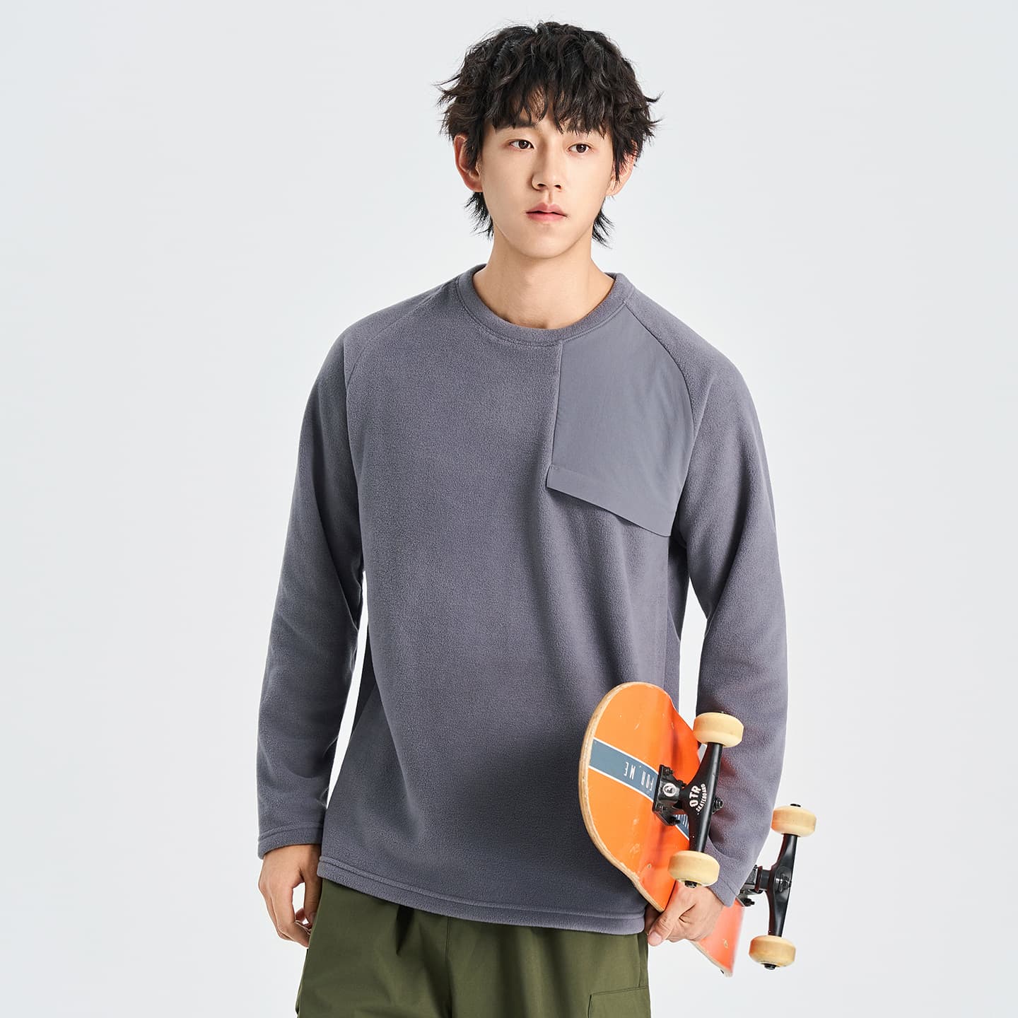 2026 봄 가을 국경 간 라운드 넥 긴팔 티셔츠 남성 패션 작은 대중 패션 후드티 가을 겨울 보온 플러시 기본 셔츠