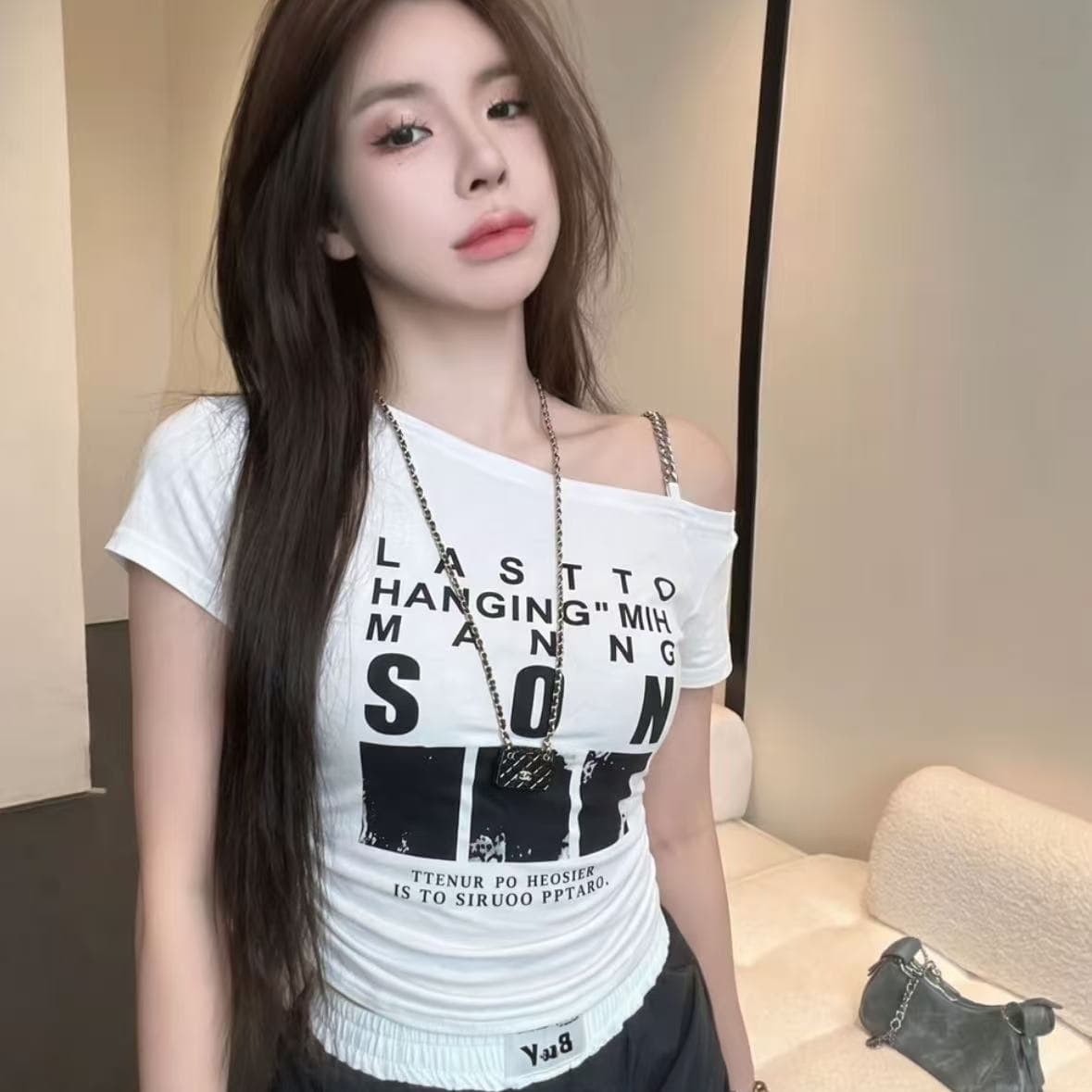 아메리칸 핫걸 비스듬한 어깨 반팔 티셔츠 여성 여름 새로운 불규칙 알파벳 프린트 Chic 몸매 가꾸기 오프숄더 맨위
