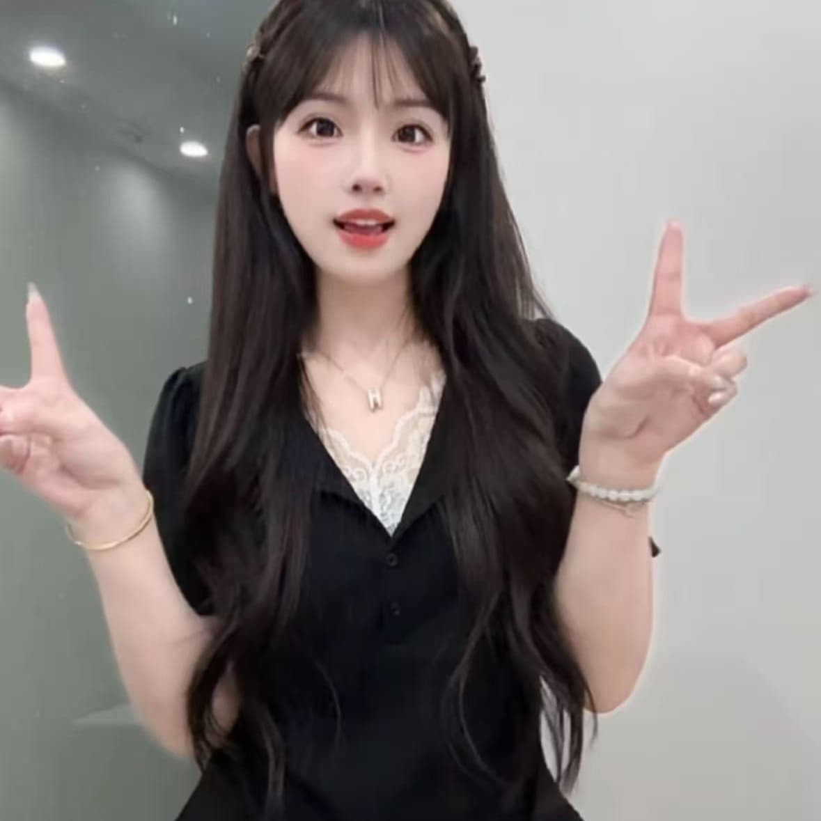 빅 사이즈 여성 의류 여름 새로운 V넥 단추 순수한 욕망 바람 몸매 가꾸기 슬림해 보이는 다용도 반팔 티셔츠 맨위 상세 이미지 2