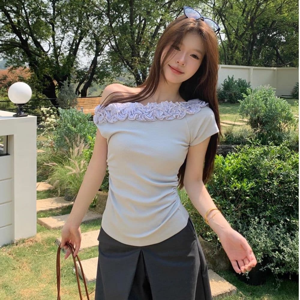 절묘한 소녀 여름 반팔 맨위 2026 새로운 비스듬한 어깨 착용 가져 가라. 슛 쇼네 조각 미니멀리즘 다용도 단색 티셔츠