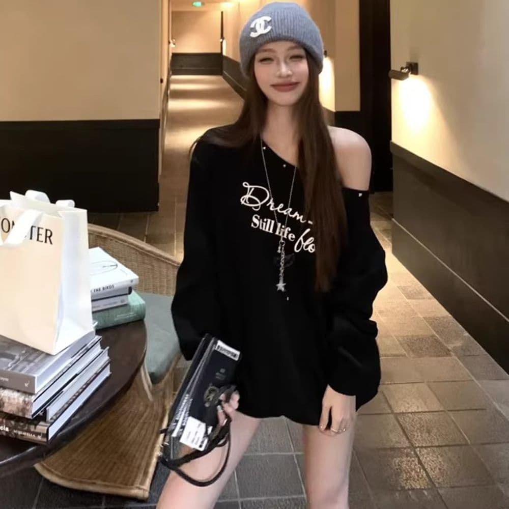 검정색 징 비스듬한 어깨 후드티 여성 가을 루즈핏 오프숄더 맨위 이미지 4