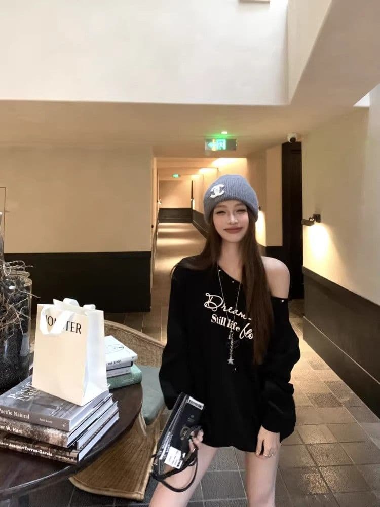 검정색 징 비스듬한 어깨 후드티 여성 가을 루즈핏 오프숄더 맨위 상세 이미지 6