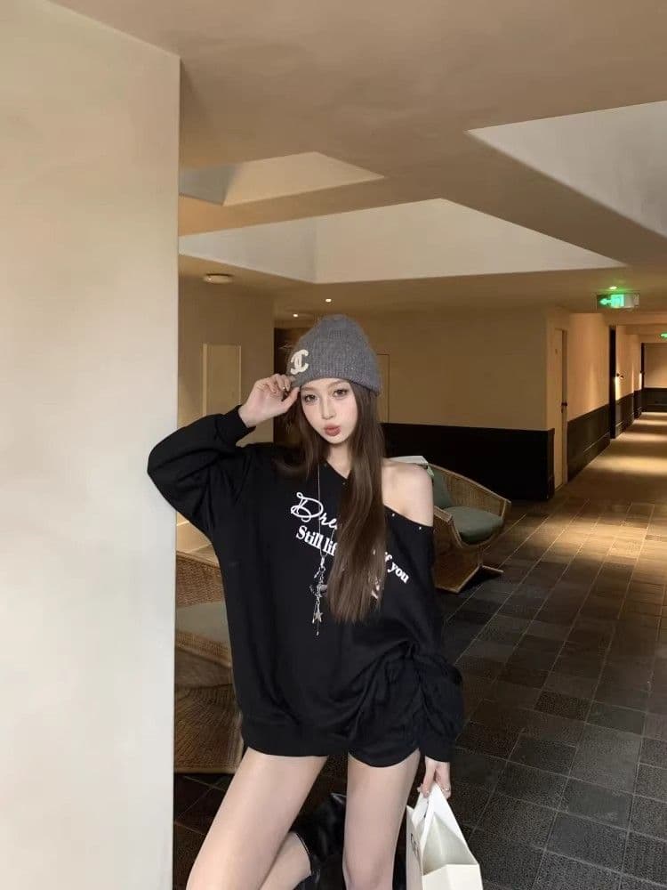 검정색 징 비스듬한 어깨 후드티 여성 가을 루즈핏 오프숄더 맨위 상세 이미지 8