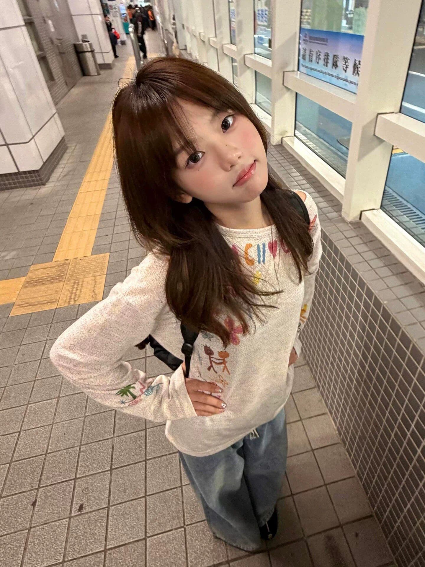 원본 원단 느긋한 바람 핫걸 비스듬한 어깨 티셔츠 여성 낙서 자외선 차단 블라우스 오프숄더 루즈핏 긴팔 맨위 상세 이미지 6