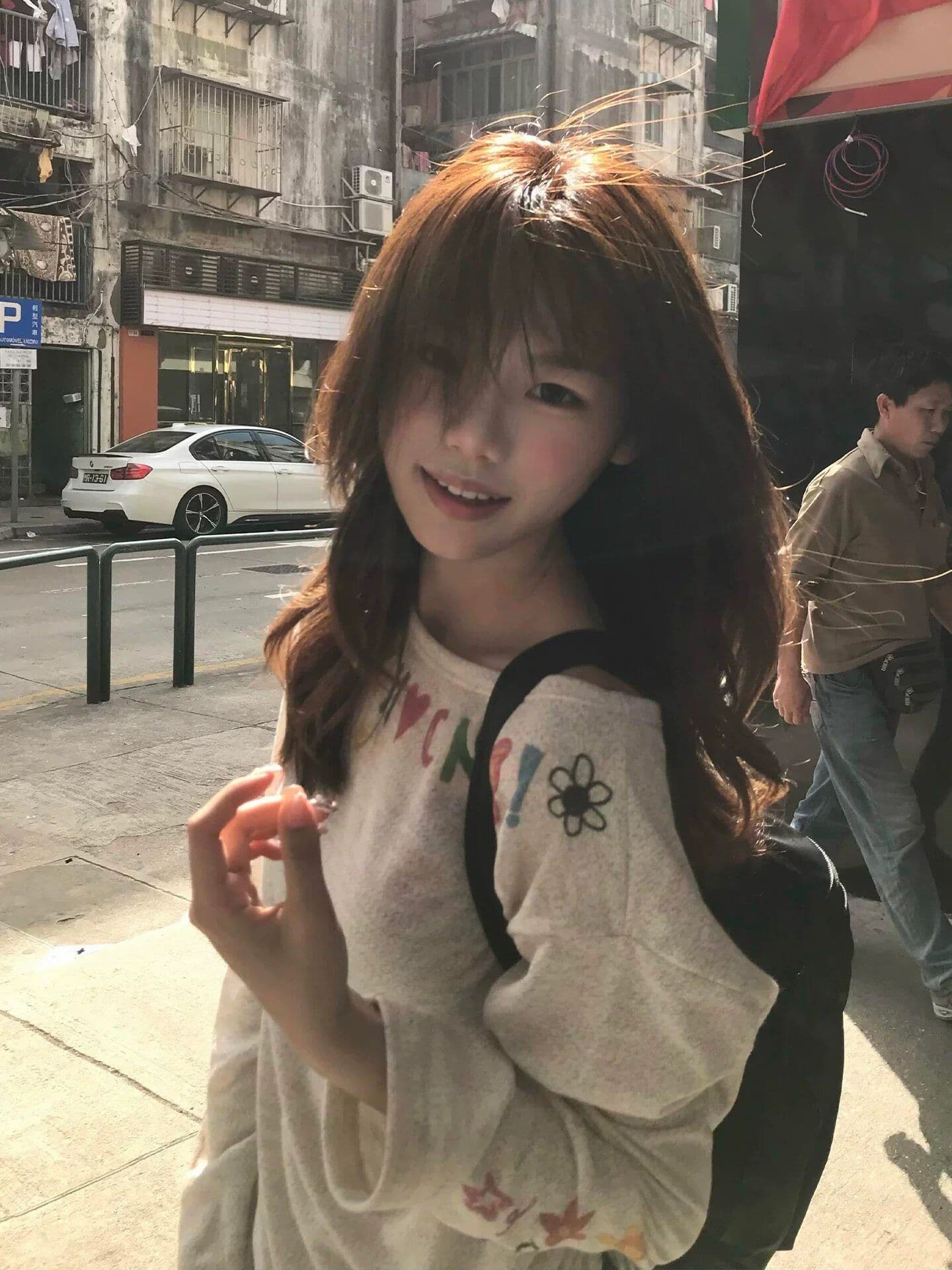 원본 원단 느긋한 바람 핫걸 비스듬한 어깨 티셔츠 여성 낙서 자외선 차단 블라우스 오프숄더 루즈핏 긴팔 맨위 상세 이미지 7