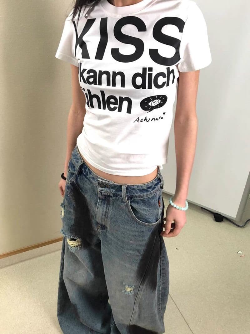 2026 여름 새로운 핫걸 아메리칸 레트로 전체 인쇄 알파벳 몸매 가꾸기 반팔 티셔츠 여성 긍정적 인 어깨 쇼트 스타일 맨위 ins
