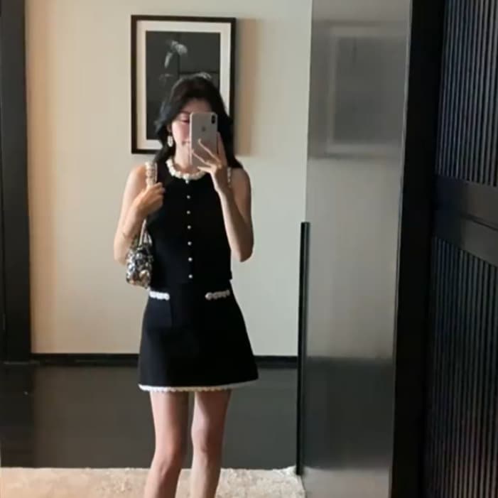 크림 프랑스식 작은 샤넬 스타일 검정색 허리 수축 슬림해 보이는 민소매 조끼 반신 치마 세트 2026 새로운 여름 세트 이미지 3
