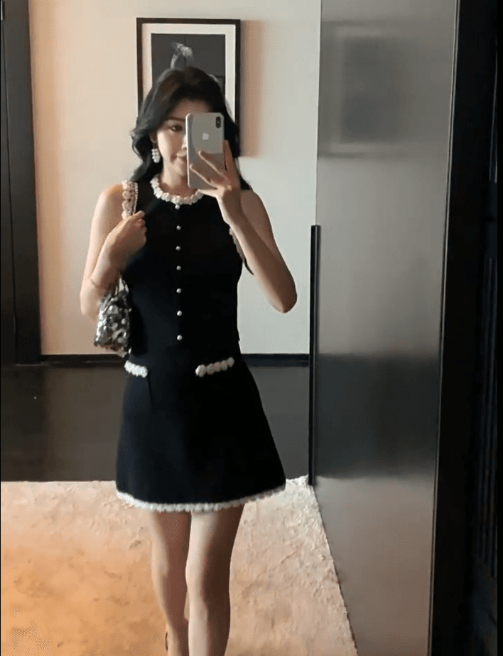 크림 프랑스식 작은 샤넬 스타일 검정색 허리 수축 슬림해 보이는 민소매 조끼 반신 치마 세트 2026 새로운 여름 세트 이미지 4