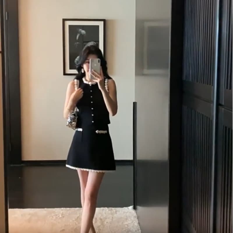 크림 프랑스식 작은 샤넬 스타일 검정색 허리 수축 슬림해 보이는 민소매 조끼 반신 치마 세트 2026 새로운 여름 세트 이미지 5