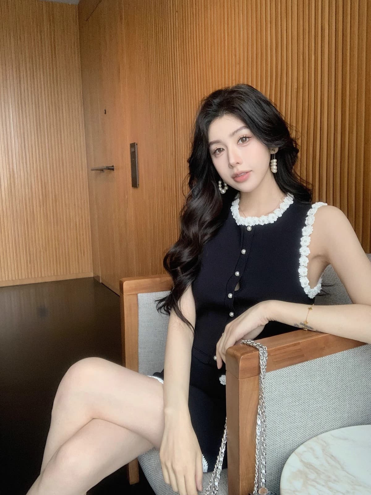 크림 프랑스식 작은 샤넬 스타일 검정색 허리 수축 슬림해 보이는 민소매 조끼 반신 치마 세트 2026 새로운 여름 세트 상세 이미지 14
