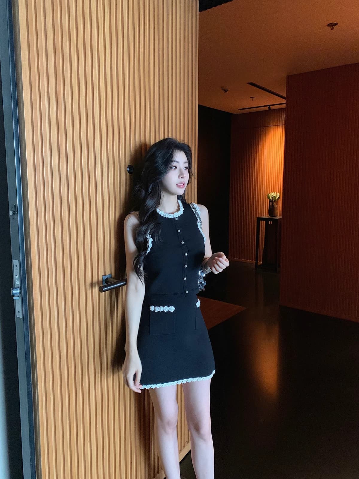 크림 프랑스식 작은 샤넬 스타일 검정색 허리 수축 슬림해 보이는 민소매 조끼 반신 치마 세트 2026 새로운 여름 세트 상세 이미지 18