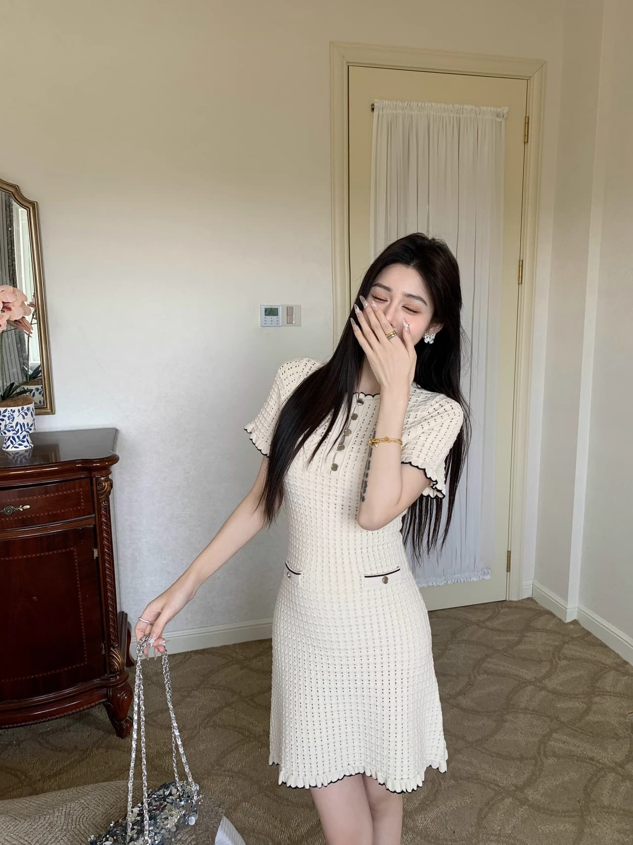 접착제 니트 절묘한 작은 샤넬 스타일 배색 홀로우 아웃 달콤함 허리 수축 품격 슬림해 보이는 출퇴근 반팔 점프 슈트 치마 세트 상세 이미지 26