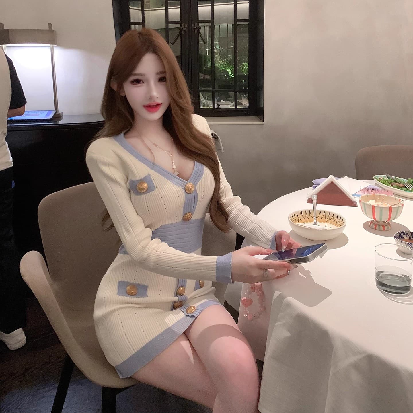 파란색 V넥 니트 긴 소매 여성 드레스 2026 가을 새로운 프랑스식 Jiao 욕망 천 골드 품격 슬림해 보이는 타이트 스커트 이미지 2