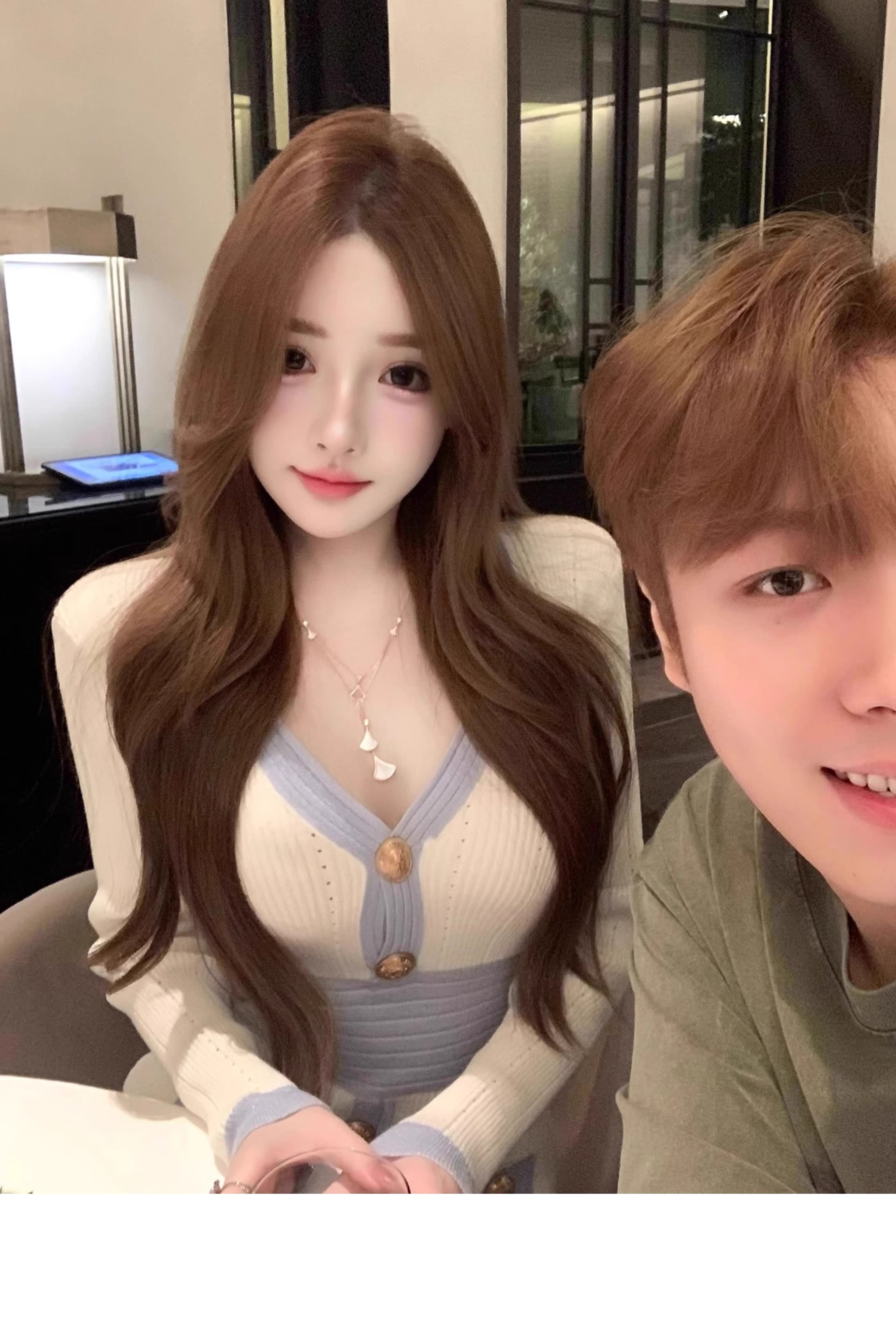 파란색 V넥 니트 긴 소매 여성 드레스 2026 가을 새로운 프랑스식 Jiao 욕망 천 골드 품격 슬림해 보이는 타이트 스커트 상세 이미지 8