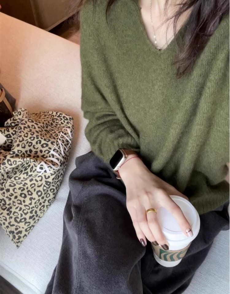 유럽 상품 고급 짙은 녹색 양모 폴로 칼라 스웨터 여자 가을 겨울 보온 다용도 느긋한 니트 스웨터 V넥 맨위 상세 이미지 11
