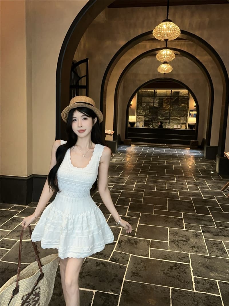 여름 프랑스식 품격 화이트 레이스 u 칼라 섹시함 홀로우 아웃 민소매 니트 조끼 여성 드레스 한 마디 작은 우산 치마 상세 이미지 3