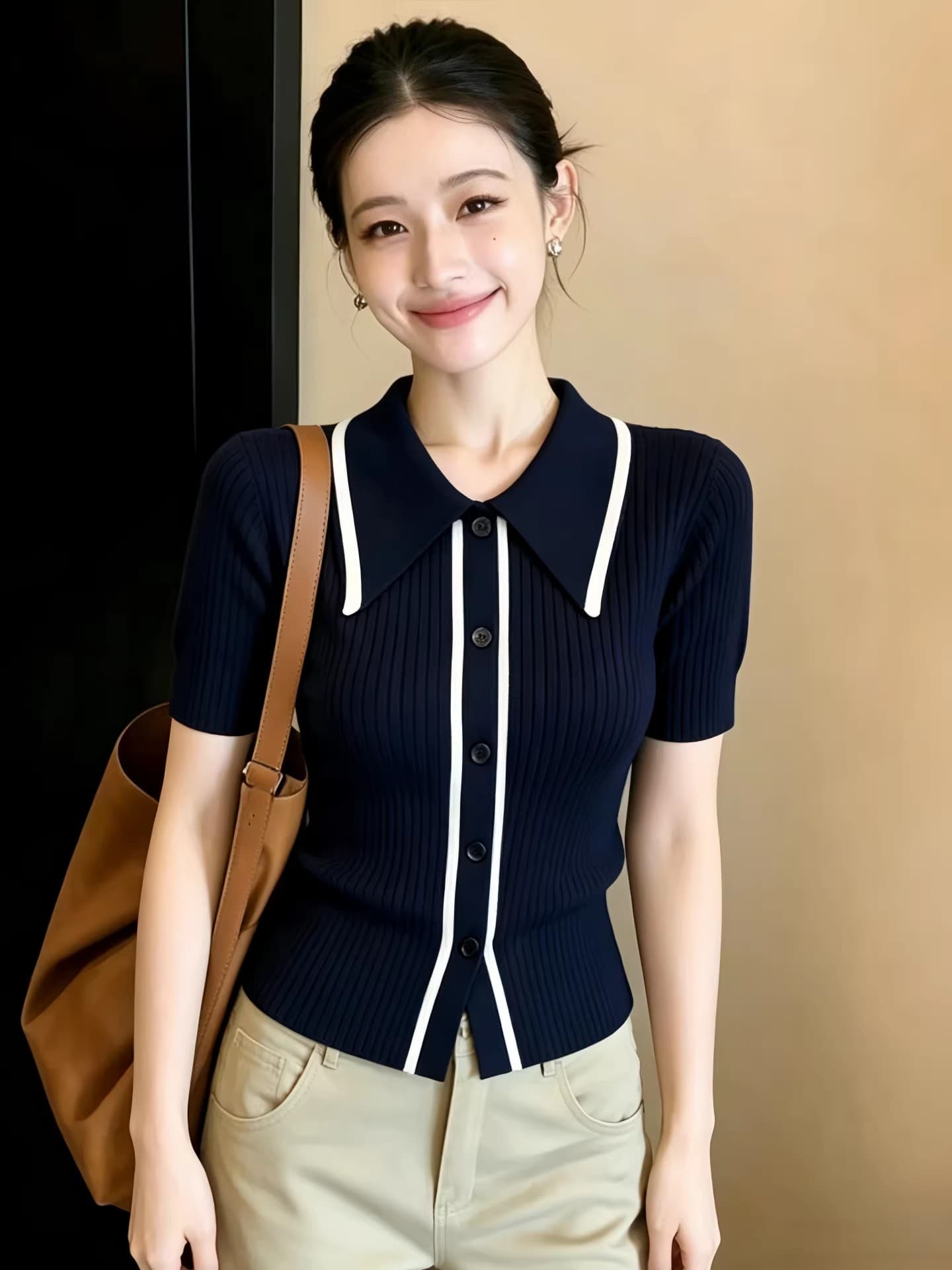 진한 파란색 배색 측면 폴로 칼라 싱글 줄 버튼 쇼트 스타일 니트 스웨터 여성 여름 새로운 타이트 디스플레이 몸 인사이드 잡아라. 의류 상세 이미지 2