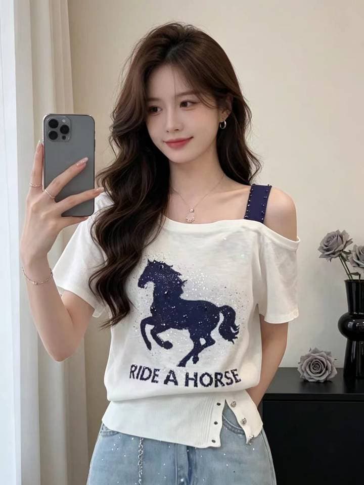 핫픽스 비스듬한 칼라 오프숄더 반팔 니트 스웨터 여성 여름 베이지 색 티셔츠 2026 새로운 작은 말 고급 센스 맨위 이미지 3