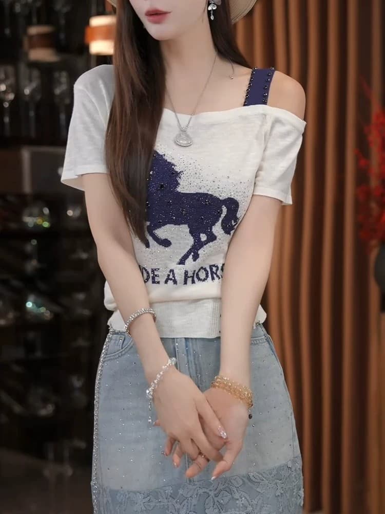 핫픽스 비스듬한 칼라 오프숄더 반팔 니트 스웨터 여성 여름 베이지 색 티셔츠 2026 새로운 작은 말 고급 센스 맨위 상세 이미지 3