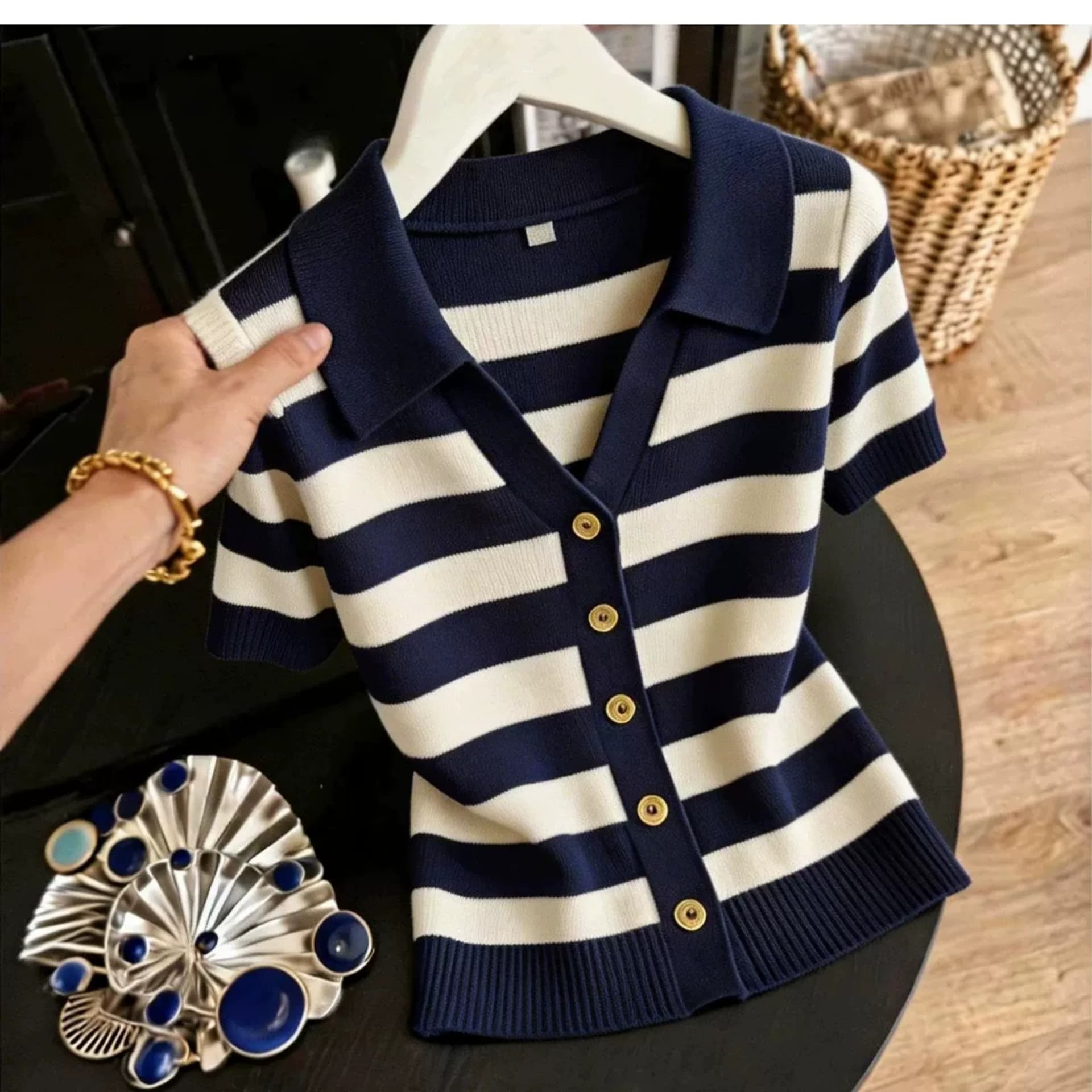 POLO 칼라 스트라이프 유럽 역 반팔 티셔츠 여성 여름 얇은 스타일 얼음 실크 니트 몸매 가꾸기 슬림해 보이는 긍정적 인 어깨 의류 상세 이미지 2