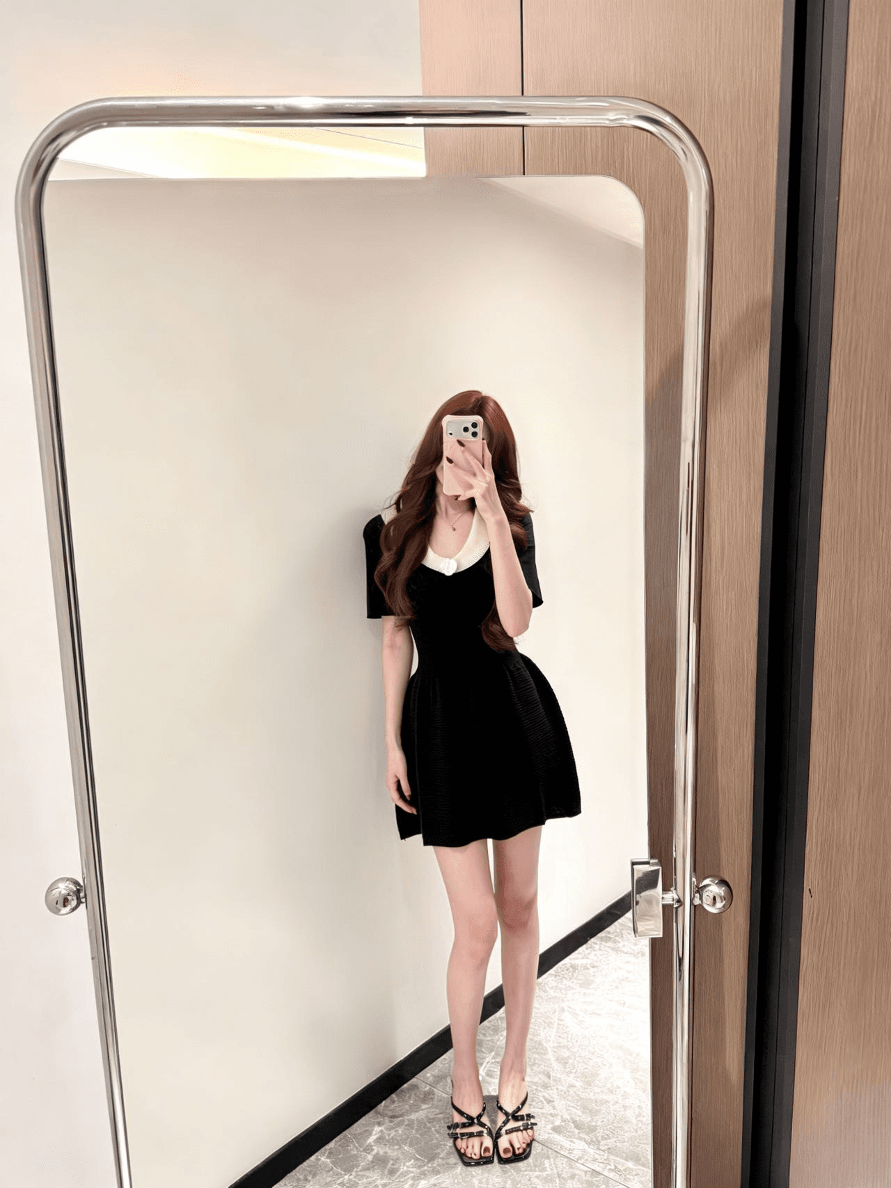 프랑스식 동백 나무 배색 베이비 칼라 다용도 허리 수축 니트 반팔 드레스 2026 여름 새로운 작은 검은 드레스 상세 이미지 4